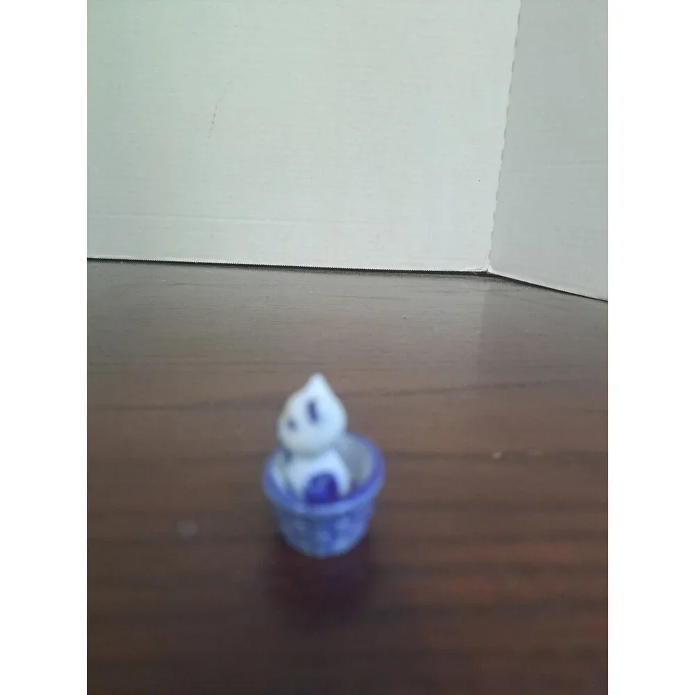 Miniature Delft Style White And Blie Kitten In A Basket Porcelain Figurine